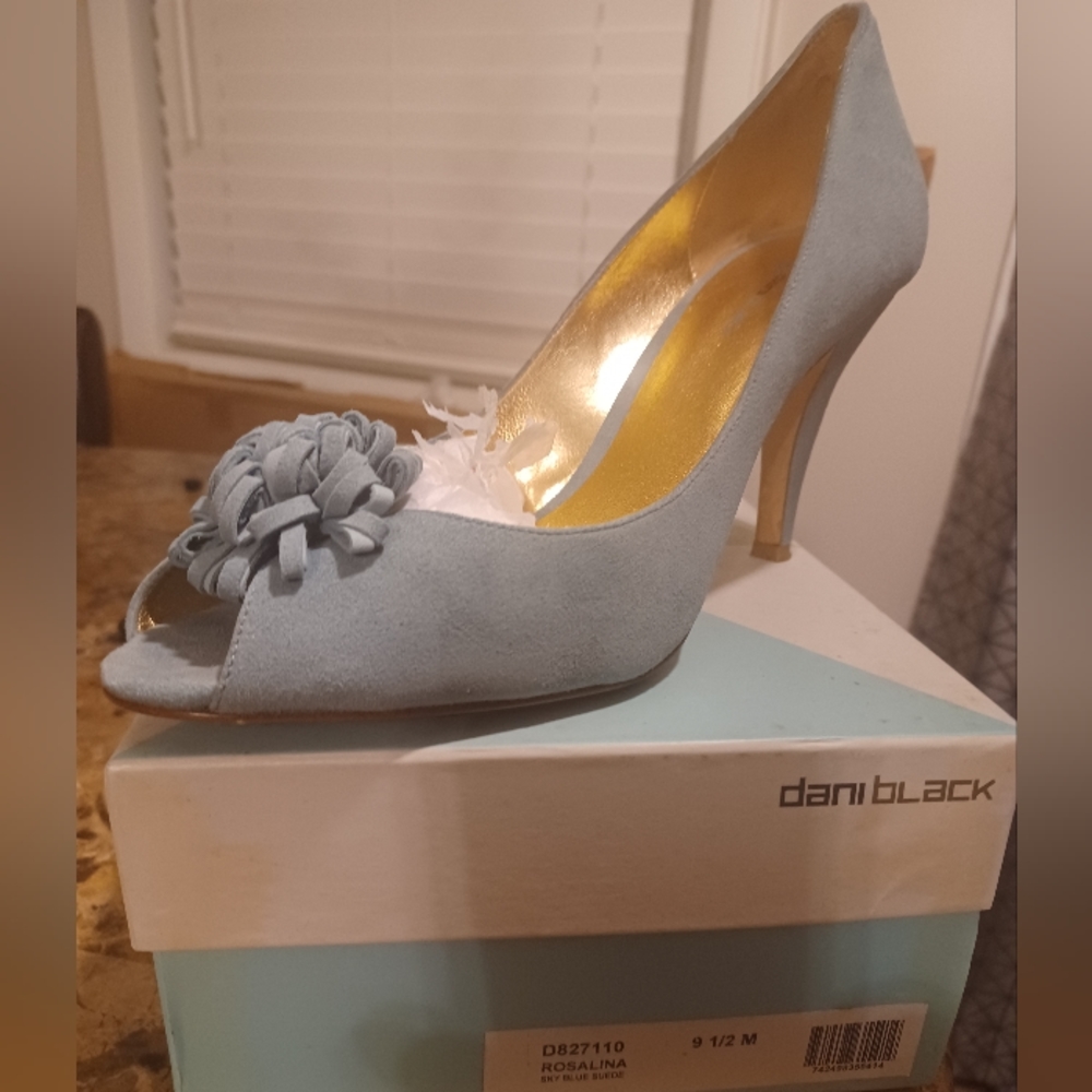 Women's size 9.5 blue suede peep toe pumps